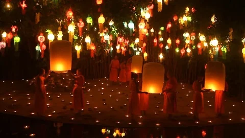 Buddhist monks release sky lanterns during Lantern festival at Phan Tao Temple. Stock Footage 83564557