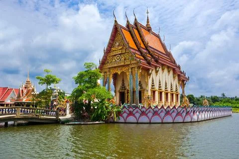 Buddhist pagoda, part of temple complex Wat Plai Laem on Samui island. Tha... Fotos Stock