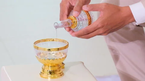 Buddhist pouring water  Video stock 172424097