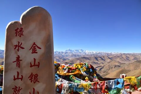 Buddhist Prayer Flags Flutter in the Wind with a Backdrop of Everest and th.. Stock-Fotos