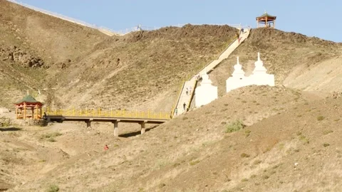 Buddhist ritual complex in Gobi desert, Mongolia. Vídeo Stock 136198959