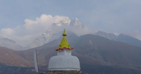 Buddhist Stupa at Dingboche Everest Base Camp Trek serene Himalayan View 動画素材 314702488