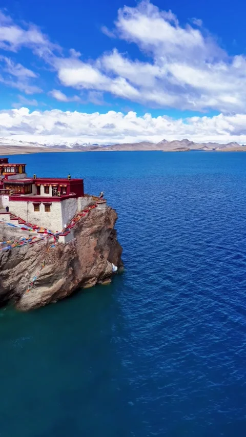 Buddhist Temple on a Cliff Overlooking the Blue Waters of Lake Yamdrok Tibet Видео 346985991