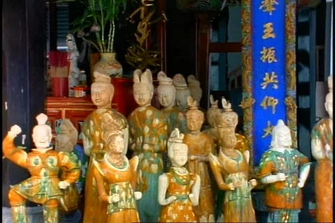 Buddhist Temple, medium close up statues, detail, tilt down Vídeos de archivo 868723