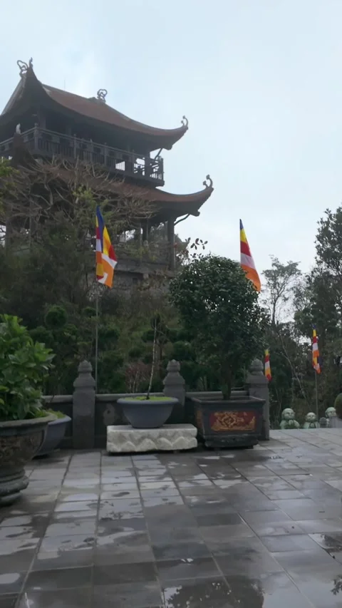 Buddhist temple pagoda with prayer flags, Ba Na Hills, Da Nang, Vietnam 库存影片 333356605