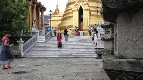 Buddhist temple with tourist Video stock 24871869