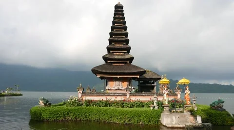 Buddhist temple on water 库存影片 65332290