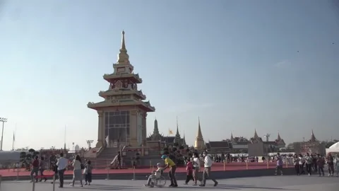 Buddhists and devotees gather to pay homage to the Buddha's sacred tooth relic Vídeo Stock 297524700