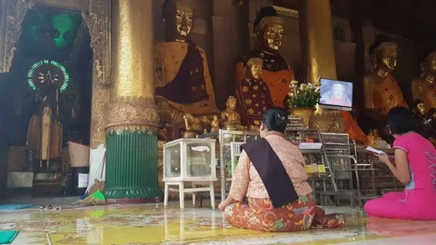 Buddhists pray in front of Buddha statues Shwedagon Pagoda, Yangon, Myanmar Vídeos de archivo 78059486