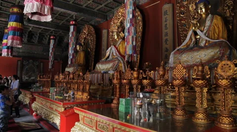 Buddhists pray inside the Yonghe Temple Temple,  Beijing, china. Vídeo Stock 36486332