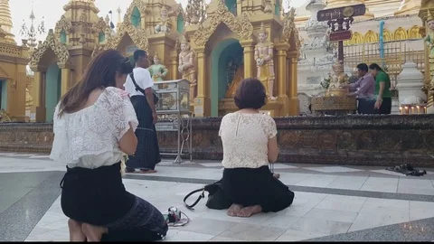 Buddhists pray, perform ritual, Monday corner, Shwedagon Pagoda, Yangon, Myanmar Vídeos de archivo 78057636