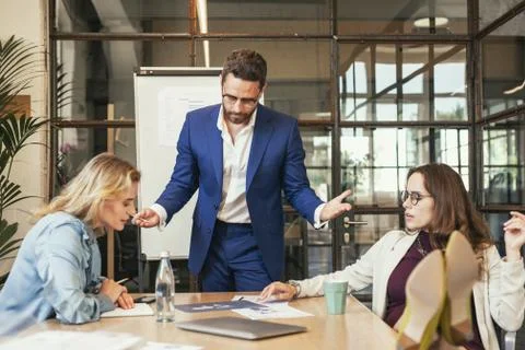 Budding three colleagues solving problem Foto stock