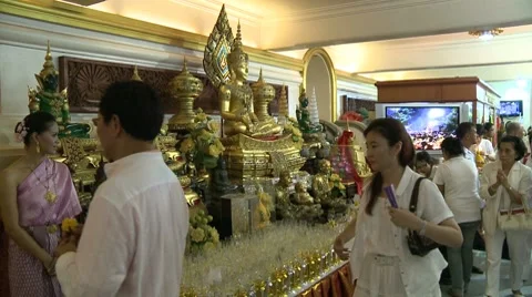 Buddist Prays to Budha 스톡 동영상 8778028