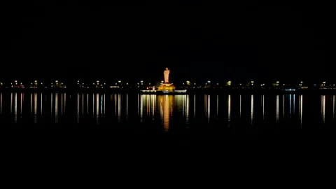 Budha statue and vehicles reflection in  hussain sagar lake 4k 스톡 동영상 202604039