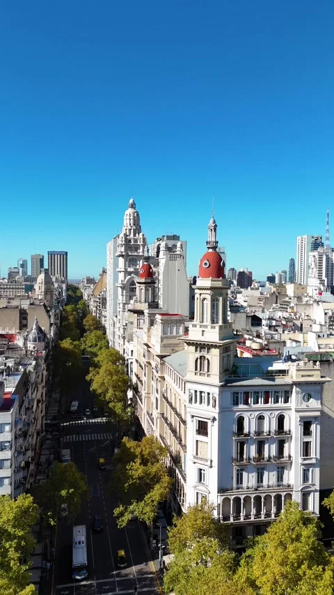 Buenos aires cityscape with palacio barolo and avenida de mayo Stockbeeldmateriaal 335329231