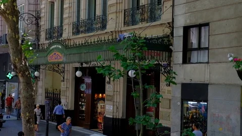 BUENOS AIRES — DIC 27, 2017: Street view from touristic bus in Buenos Aires. 스톡 동영상 105144544