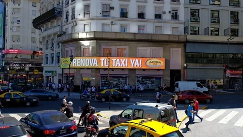 BUENOS AIRES — DIC 27, 2017: Street view from touristic bus in Buenos Aires. Stock-Footage 105144550