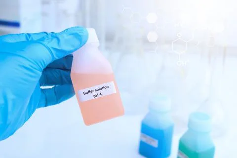 Buffer solution in glass, chemical in the laboratory and industry Stockfoto's