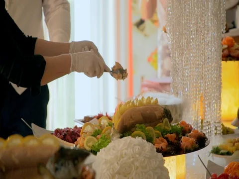 Buffet: the Chef cut up the fish Video stock 78616546