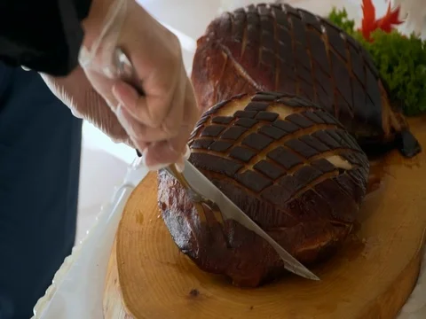 Buffet: the Chef cuts the meat Video stock 78617966