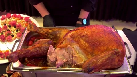Buffet cook carves a turkey Vidéo 277436730