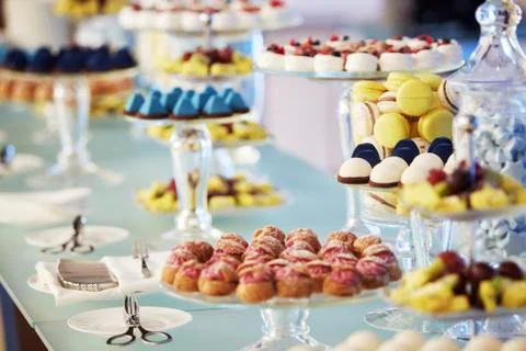 Buffet cupcakes sweets 스톡 사진