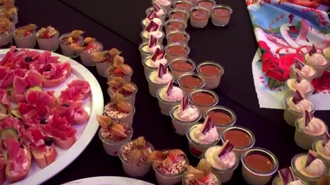 Buffet guests putting food on plates Видео 277436486