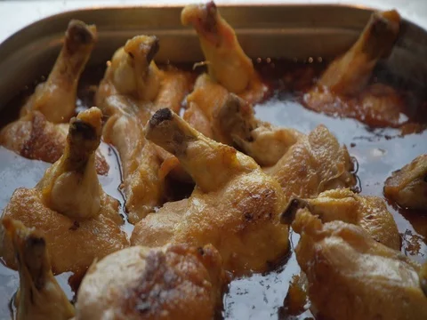 Buffet: hot roast chicken legs Stock-Footage 81183291
