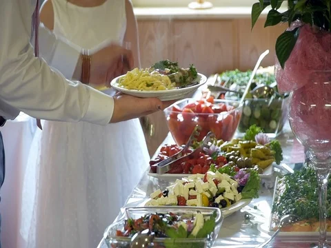 Buffet: people take food in the dish Video stock 80502917
