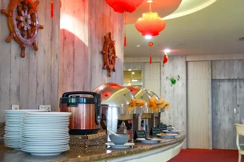 Buffet Setup With Chafing Dishes And Decor Stock-Fotos