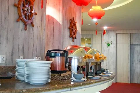 Buffet Setup With Chafing Dishes And Decor Foto stock