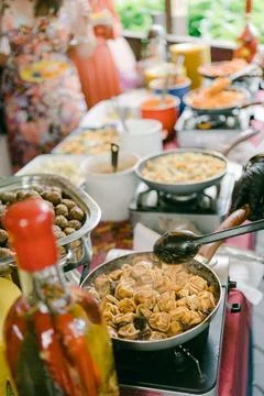 Buffet spread featuring various dishes at a festive gathering in a vibrant Foto stock