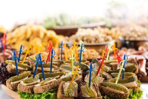 Buffet table with canapes of rye bread, lard and pickled cucumbers Fotos Stock