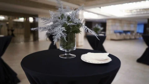Buffet table with flowers in a large restaurant hall Video stock 127668447