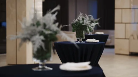 Buffet table with flowers in a large restaurant hall Video stock 127668519