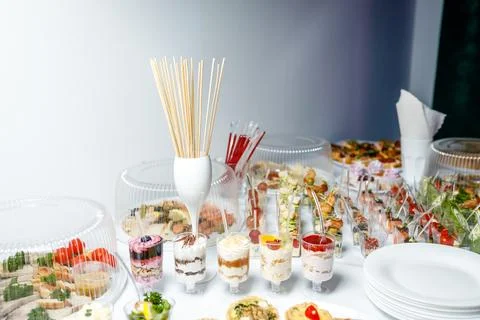 Buffet table with toasts and snacks and desserts Foto stock