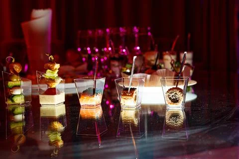 Buffet table with toasts and snacks and desserts in red tones Foto stock