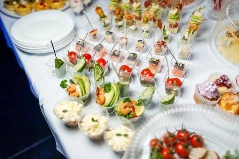 Buffet table with toasts and snacks and desserts Foto stock