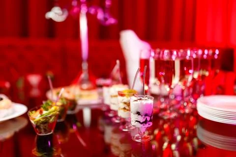 Buffet table with toasts and snacks and desserts in red tones Foto stock