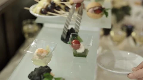 Buffet table at the wedding banquet Vídeos de archivo 164901942