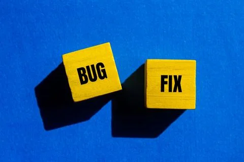 Bug fix message written on yellow wooden cubes with blue background. Conceptu Foto stock