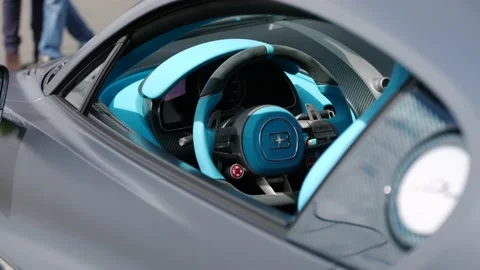 Bugatti Chiron hypercar dash and steering wheel. Slow motion shot showing Vidéo 160447516