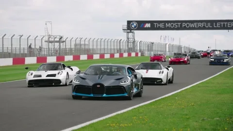 Bugatti Devo and other hypercars in slow motion on donnington park circuit. Vídeos de archivo 160704364