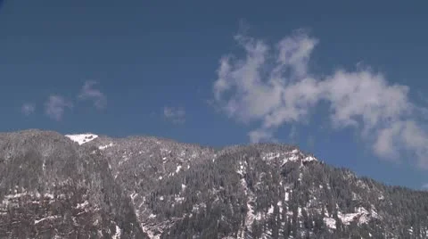 Build up and decay of clouds over mountain top Video stock 10787623