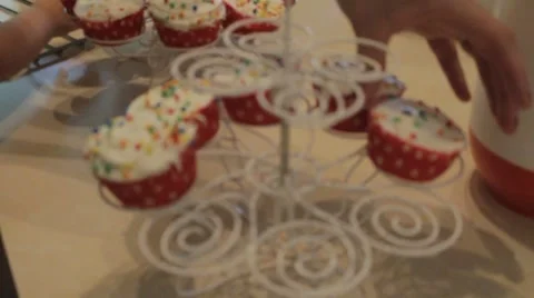 Build Cupcake Birthday Tree 스톡 동영상 7770266