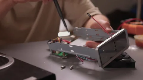 Build a DIY cooling fan for your computer to improve performance and efficiency 動画素材 316947925
