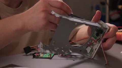 Build a DIY cooling fan for your computer to improve performance and efficiency 動画素材 316948053