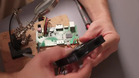 Build a DIY cooling fan for your computer to improve performance and efficiency 動画素材 316950461