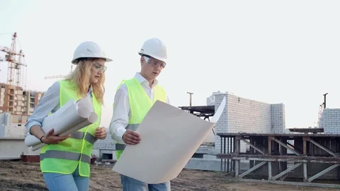 The builder and architect man and woman are discussing the construction plan of Vídeos de archivo 114274206