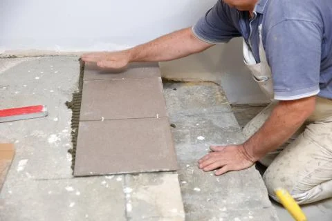  The builder arranges ceramic tiles on the stairs inside the building. 写真素材
